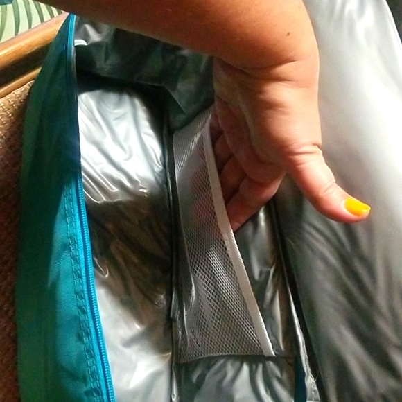 The perfect beach bag! Bag on top, cooler on bottom. ALL IN ONE! - Picture 4 of 5